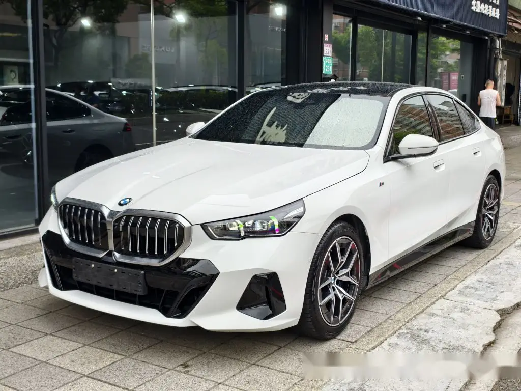 BMW 5-Series Sedan 520i M Sport 照片 1