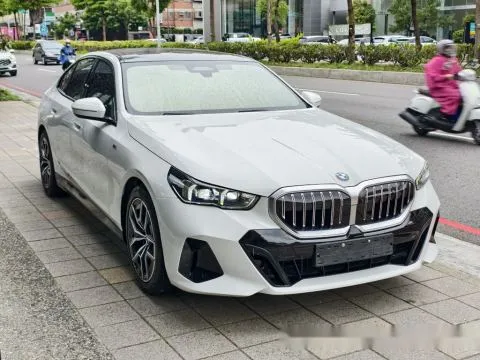 BMW 5-Series Sedan 520i M Sport 照片 2