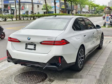 BMW 5-Series Sedan 520i M Sport 照片 3
