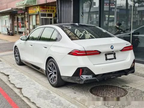 BMW 5-Series Sedan 520i M Sport 照片 4