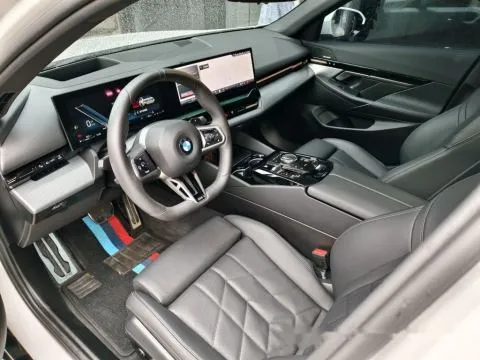 BMW 5-Series Sedan 520i M Sport 照片 6