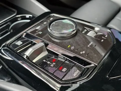 BMW 5-Series Sedan 520i M Sport 照片 12