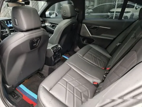 BMW 5-Series Sedan 520i M Sport 照片 14