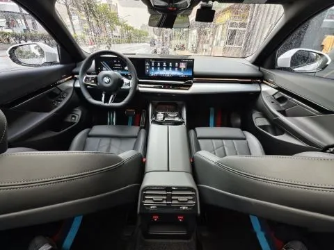 BMW 5-Series Sedan 520i M Sport 照片 15