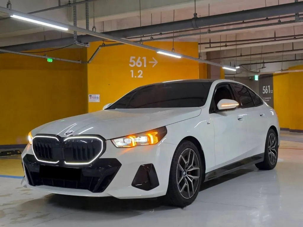 BMW 5-Series Sedan 520i M Sport 照片 1