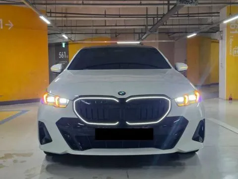 BMW 5-Series Sedan 520i M Sport 照片 2