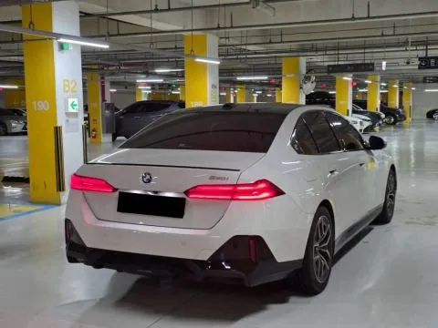 BMW 5-Series Sedan 520i M Sport 照片 3