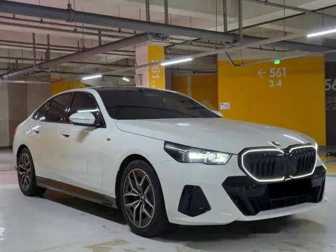 BMW 5-Series Sedan 520i M Sport 照片 4