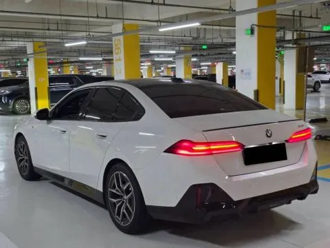 BMW 5-Series Sedan 520i M Sport 照片 5