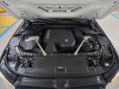 BMW 5-Series Sedan 520i M Sport 照片 6