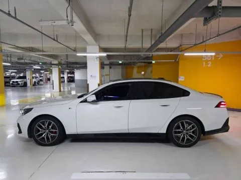 BMW 5-Series Sedan 520i M Sport 照片 8