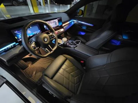 BMW 5-Series Sedan 520i M Sport 照片 11
