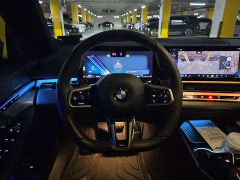BMW 5-Series Sedan 520i M Sport 照片 12