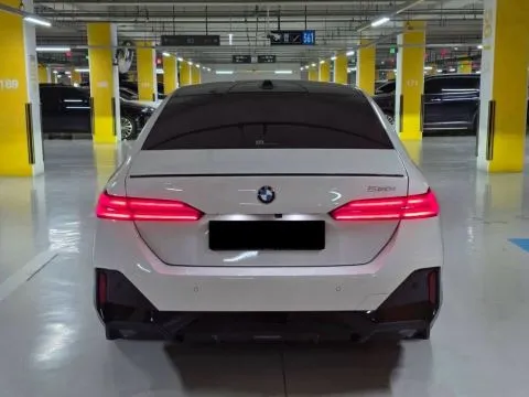BMW 5-Series Sedan 520i M Sport 照片 20